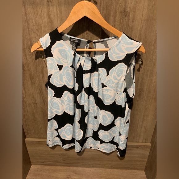 SIZE LARGE Jones New York® Blue & Black Floral Sleeveless Pleat-Neck Blouse - Picture 2 of 6